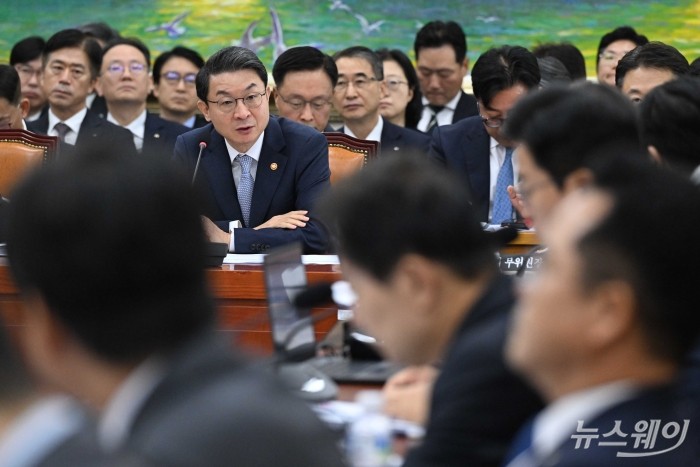 이억원 금융위원장이 20일 오전 서울 여의도 국회 정무위원회에서 열린 금융위원회·한국산업은행·중소기업은행에 대한 2025년도 국정감사에서 의원의 질문에 답변을 하고 있다. 사진=강민석 기자 kms@newsway.co.kr