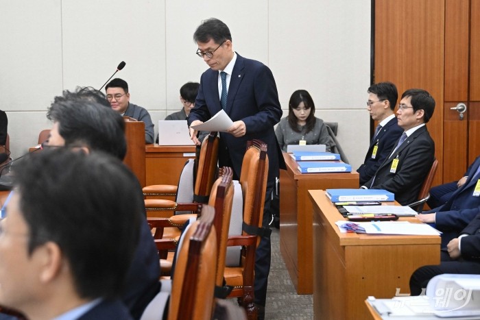 김성태 IBK기업은행장이 20일 오전 서울 여의도 국회 정무위원회에서 열린 금융위원회-한국산업은행-중소기업은행에 대한 2025년도 국정감사에서 인사말을 마친 뒤 자리로 이동하고 있다. 사진=강민석 기자 kms@newsway.co.kr