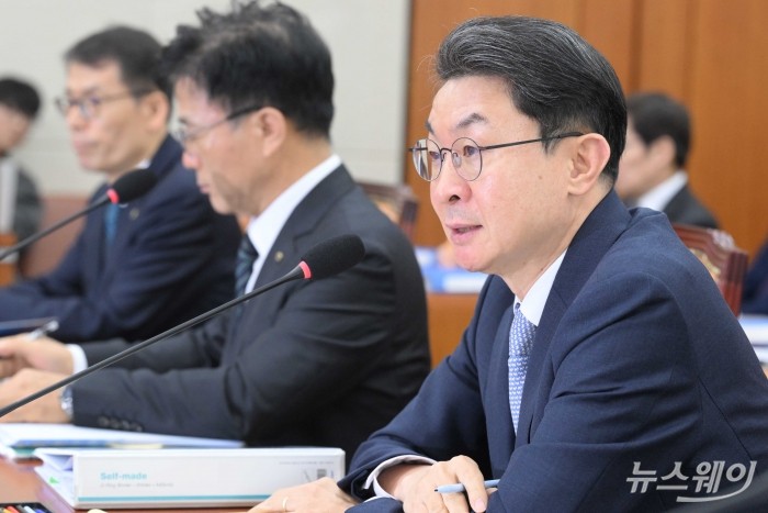이억원 금융위원장이 20일 오전 서울 여의도 국회 정무위원회에서 열린 금융위원회·한국산업은행·중소기업은행에 대한 2025년도 국정감사에서 의원의 질문에 답변을 하고 있다. 사진=강민석 기자 kms@newsway.co.kr
