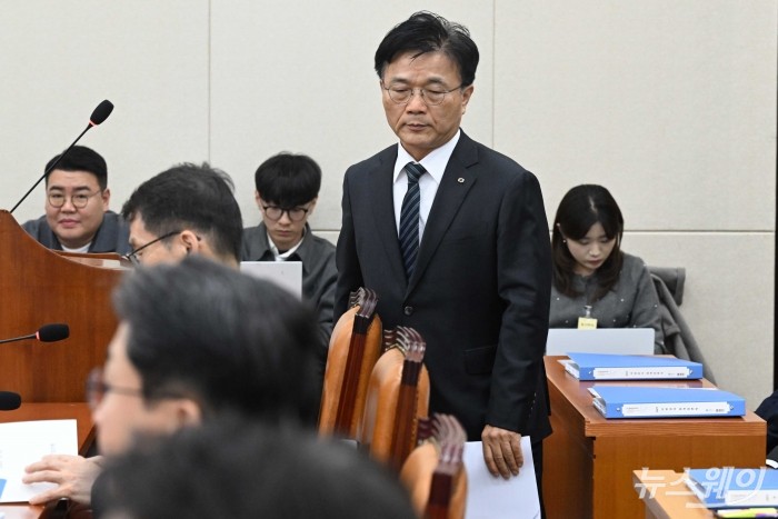 박상진 한국산업은행 회장이 20일 오전 서울 여의도 국회 정무위원회에서 열린 금융위원회-한국산업은행-중소기업은행에 대한 2025년도 국정감사에서 인사말을 마친 뒤 자리로 이동하고 있다. 사진=강민석 기자 kms@newsway.co.kr