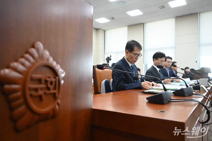 (왼쪽부터)김성태 IBK기업은행장, 박상진 한국산업은행 회장, 이억원 금융위원장이 20일 오전 서울 여의도 국회 정무위원회에서 열린 금융위원회-한국산업은행-중소기업은행에 대한 2025년도 국정감사에서 의원의 질문을 경청하고 있다. 사진=강민석 기자 kms@newsway.co.kr
