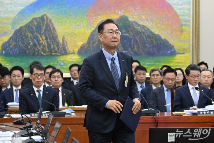 서원주 국민연금기금운용 본부장이 20일 오후 서울 여의도 국회 정무위원회에서 열린 금융위원회-한국산업은행-중소기업은행에 대한 2025년도 국정감사에 증인으로 출석해 증인선서를 마친 뒤 윤한홍 정무위원장에게 선서문을 제출하기 위해 이동하고 있다. 사진=강민석 기자 kms@newsway.co.kr