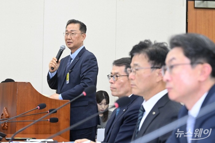 서원주 국민연금기금운용 본부장이 20일 오후 서울 여의도 국회 정무위원회에서 열린 금융위원회·한국산업은행·중소기업은행에 대한 2025년도 국정감사에 증인으로 출석해 의원의 질문에 답변을 하고 있다. 사진=강민석 기자 kms@newsway.co.kr