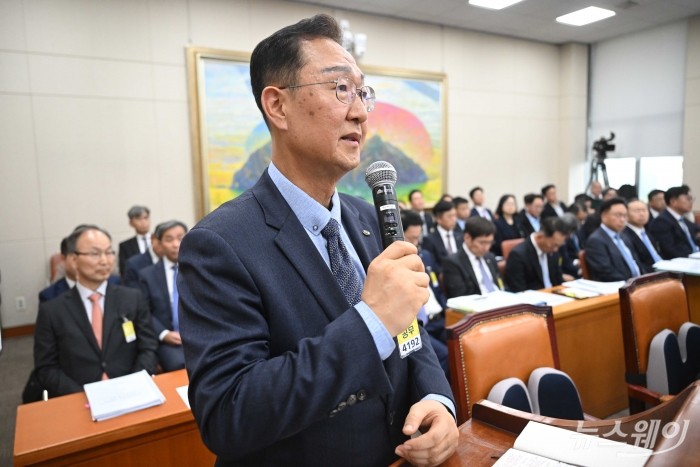 서원주 국민연금기금운용 본부장이 20일 오후 서울 여의도 국회 정무위원회에서 열린 금융위원회·한국산업은행·중소기업은행에 대한 2025년도 국정감사에 증인으로 출석해 의원의 질문에 답변을 하고 있다. 사진=강민석 기자 kms@newsway.co.kr