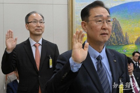 국감 찾아 증인선서 하는 양혁승 새도약기금 대표·서원주 국민연금기금운용 본부장