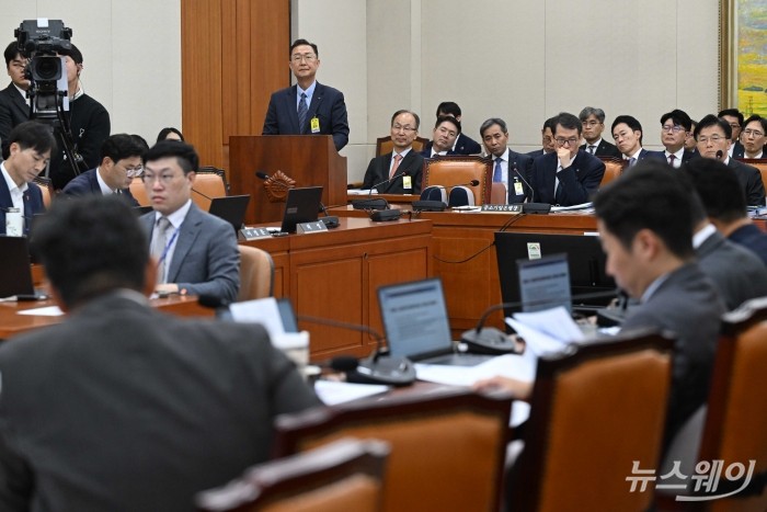 서원주 국민연금기금운용 본부장이 20일 오후 서울 여의도 국회 정무위원회에서 열린 금융위원회-한국산업은행-중소기업은행에 대한 2025년도 국정감사에 증인으로 출석해 의원의 질문을 경청하고 있다. 사진=강민석 기자 kms@newsway.co.kr