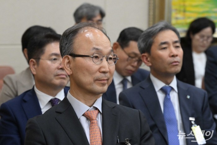 양혁승 새도약기금 대표이사가 20일 오후 서울 여의도 국회 정무위원회에서 열린 금융위원회-한국산업은행-중소기업은행에 대한 2025년도 국정감사에 증인으로 출석해 자리하고 있다. 사진=강민석 기자 kms@newsway.co.kr