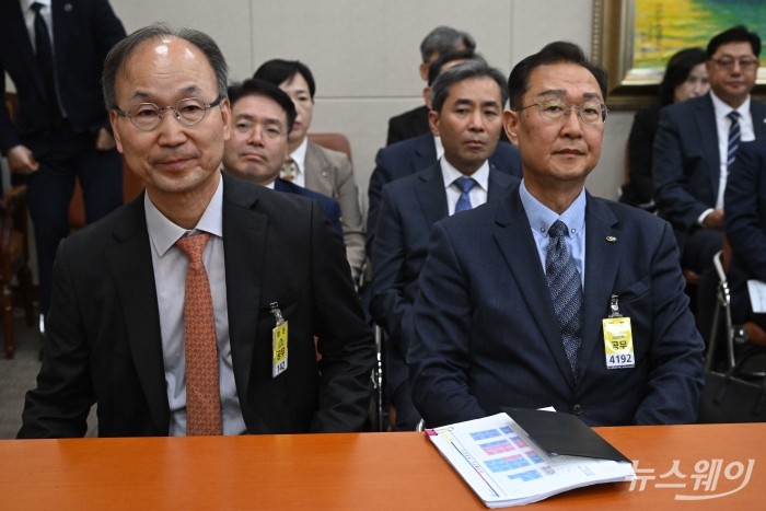 (왼쪽)양혁승 새도약기금 대표이사와 서원주 국민연금기금운용본부장이 20일 오후 서울 여의도 국회 정무위원회에서 열린 금융위원회-한국산업은행-중소기업은행에 대한 2025년도 국정감사에 증인으로 출석해 자리하고 있다. 사진=강민석 기자 kms@newsway.co.kr