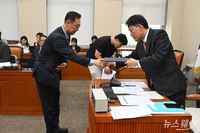 서원주 국민연금기금운용 본부장이 20일 오후 서울 여의도 국회 정무위원회에서 열린 금융위원회-한국산업은행-중소기업은행에 대한 2025년도 국정감사에 증인으로 출석해 증인선서를 마친 뒤 윤한홍 정무위원장에게 선서문을 제출하며 악수를 하고 있다. 사진=강민석 기자 kms@newsway.co.kr