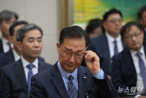 국감 질의 듣고 어두운 표정으로 안경 고쳐 쓰는 서원주 본부장