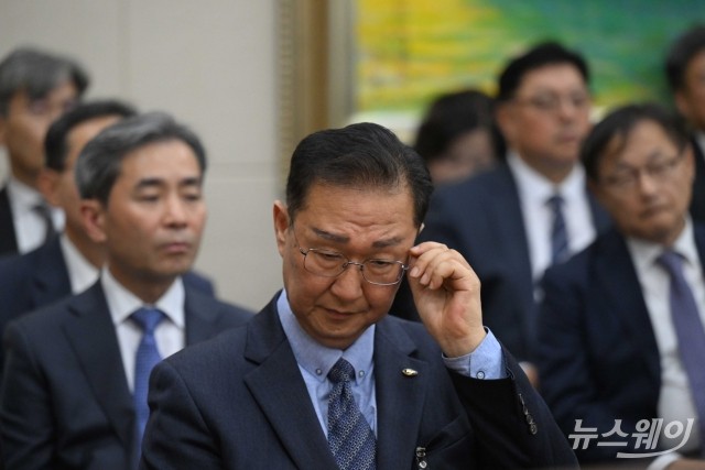 국감 질의 듣고 어두운 표정으로 안경 고쳐 쓰는 서원주 본부장