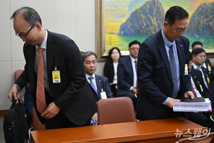 (왼쪽)양혁승 새도약기금 대표이사와 서원주 국민연금기금운용 본부장이 20일 오후 서울 여의도 국회 정무위원회에서 열린 금융위원회-한국산업은행-중소기업은행에 대한 2025년도 국정감사에 증인으로 출석해 의원 질의응답을 마친 뒤 국감장을 퇴장하고 있다. 사진=강민석 기자 kms@newsway.co.kr
