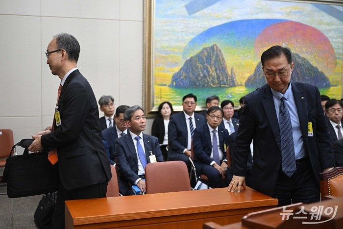 (왼쪽)양혁승 새도약기금 대표이사와 서원주 국민연금기금운용본부장이 20일 오후 서울 여의도 국회 정무위원회에서 열린 금융위원회-한국산업은행-중소기업은행에 대한 2025년도 국정감사에 증인으로 출석해 의원 질의응답을 마친 뒤 국감장을 퇴장하고 있다. 사진=강민석 기자 kms@newsway.co.kr