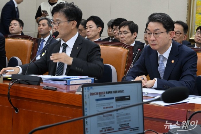 (왼쪽)박상진 한국산업은행 회장, 이억원 금융위원장이 20일 오후 서울 여의도 국회 정무위원회에서 열린 금융위원회-한국산업은행-중소기업은행에 대한 2025년도 국정감사에서 '캄보디아 범죄 배후 의혹 프린스그룹 첩보 수집 및 바이낸스 돈세탁' 관련 기사 자료를 시청하고 있다. 사진=강민석 기자 kms@newsway.co.kr