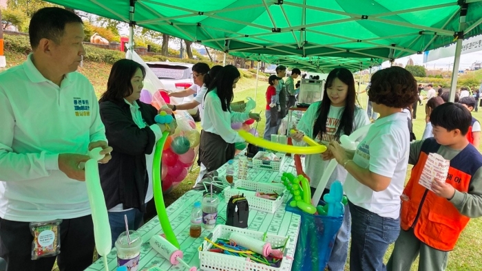 광양제철소 하늬바람 풍선아트 재능봉사단이 18일 '제18회 푸른성장청소년대축제'에서 어린이들과 함께 풍선아트를 만들고 있다.