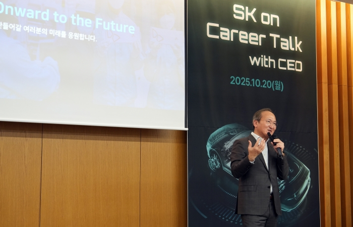 이석희 SK온 최고경영자(CEO)가 지난 20일 서울 서대문구 연세대학교 백양누리 IBK홀에서 특강을 진행하고 있다. 사진=SK온 제공