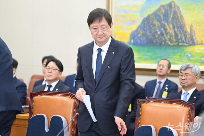 이찬진 금융감독원장이 21일 오전 서울 여의도 국회 정무위원회에서 열린 금윰감독원-예금보험공사-서민금융진흥원에 대한 2025년도 국정감사에서 인사말을 마친 뒤 자리로 이동하고 있다. 사진=강민석 기자 kms@newsway.co.kr