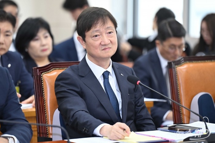 이찬진 금융감독원장이 21일 오전 서울 여의도 국회 정무위원회에서 열린 금윰감독원-예금보험공사-서민금융진흥원에 대한 2025년도 국정감사에서 의원의 질문을 경청하고 있다. 사진=강민석 기자 kms@newsway.co.kr
