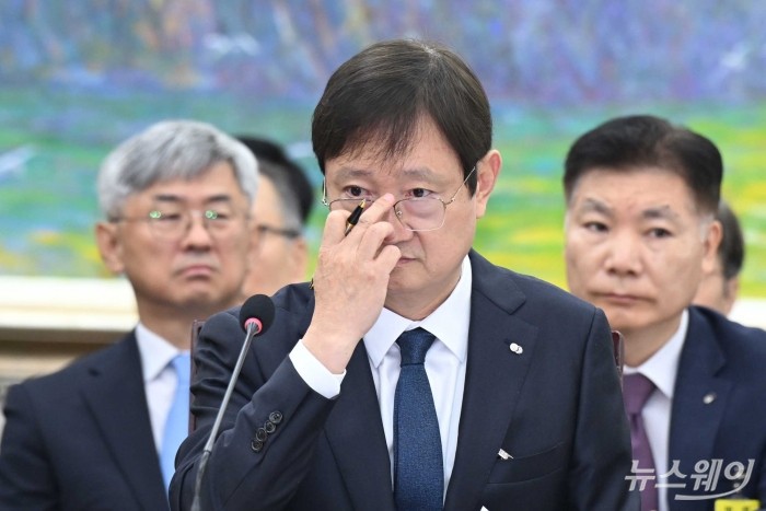 이찬진 금융감독원장이 21일 오전 서울 여의도 국회 정무위원회에서 열린 금융감독원-예금보험공사-서민금융진흥원에 대한 2025년도 국정감사에서 의원의 질문을 경청하며 중지로 안경을 고쳐 쓰고 있다. 사진=강민석 기자 kms@newsway.co.kr
