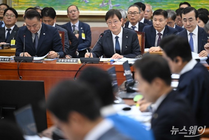 이찬진 금융감독원장이 21일 오전 서울 여의도 국회 정무위원회에서 열린 금윰감독원-예금보험공사-서민금융진흥원에 대한 2025년도 국정감사에서 의원의 질문을 경청하고 있다. 사진=강민석 기자 kms@newsway.co.kr
