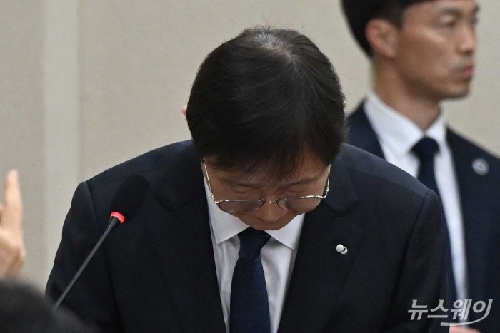 이찬진 금융감독원장이 21일 오전 서울 여의도 국회 정무위원회에서 열린 금윰감독원-예금보험공사-서민금융진흥원에 대한 2025년도 국정감사에서 인사말을 하기 앞서 허리 숙여 인사를 하고 있다. 사진=강민석 기자 kms@newsway.co.kr