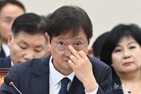국감 질문 듣고 안경 고쳐 쓰는 이찬진 금감원장