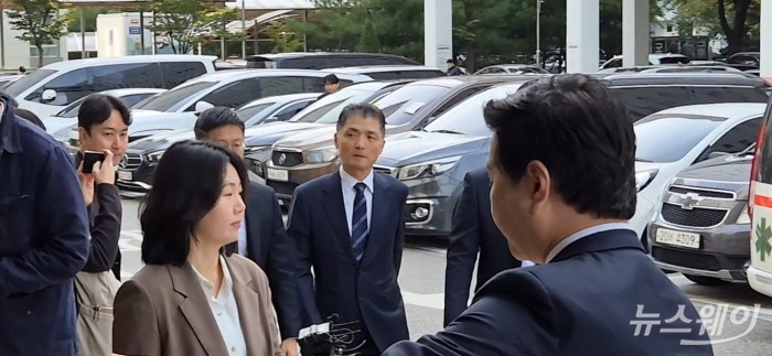 김범수 카카오 창업자가 지난해 오전 서울남부지방법원에서 열린 자본시장법 위반 혐의 1심 선고 공판에 출석하고 있다. 사진=유선희 기자