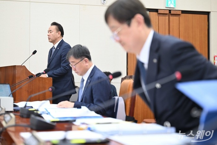유재훈 예금보험공사 사장이 21일 오전 서울 여의도 국회 정무위원회에서 열린 금융감독원-예금보험공사-서민금융진흥원에 대한 2025년도 국정감사에서 인사말을 하고 있다. 사진=강민석 기자 kms@newsway.co.kr