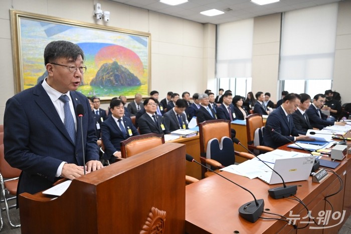 이재연 서민금융진흥원장이 21일 오전 서울 여의도 국회 정무위원회에서 열린 금융감독원-예금보험공사-서민금융진흥원에 대한 2025년도 국정감사에서 인사말을 하고 있다. 사진=강민석 기자 kms@newsway.co.kr