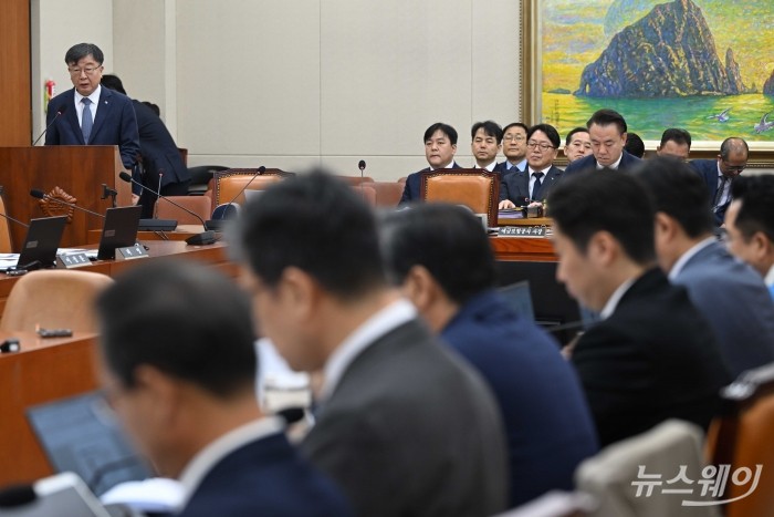 이재연 서민금융진흥원장이 21일 오전 서울 여의도 국회 정무위원회에서 열린 금융감독원-예금보험공사-서민금융진흥원에 대한 2025년도 국정감사에서 인사말을 하고 있다. 사진=강민석 기자 kms@newsway.co.kr
