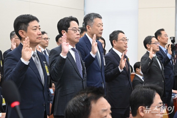 (왼쪽부터)홍범식 LG유플러스 대표이사, 조좌진 롯데카드 대표이사, 김광일 MBK 대표이사, 유영상 SKT 대표이사가 21일 오후 서울 여의도 국회 과학기술정보방송통신위원회에서 열린 정보통신산업진흥원-소프트웨어정책연구소-한국인터넷진흥원 등에 대한 2025년도 국정감사에 증인으로 출석해 증인선서를 하고 있다. 사진=강민석 기자 kms@newsway.co.kr