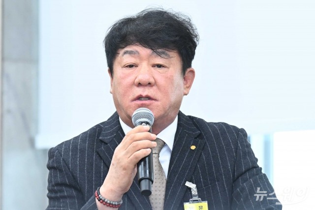 '부당지급·특혜대출' 의혹 답변하는 김윤식 신협중앙회장