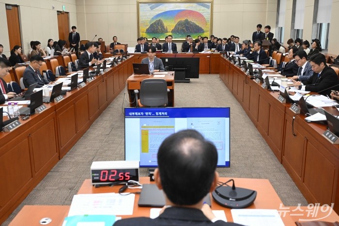 김윤식 신용협동조합중앙회장이 21일 오후 서울 여의도 국회 정무위원회에서 열린 금융감독원-예금보험공사-서민금융진흥원에 대한 2025년도 국정감사에 증인으로 출석해 의원의 질문에 답변을 하고 있다. 사진=강민석 기자 kms@newsway.co.kr