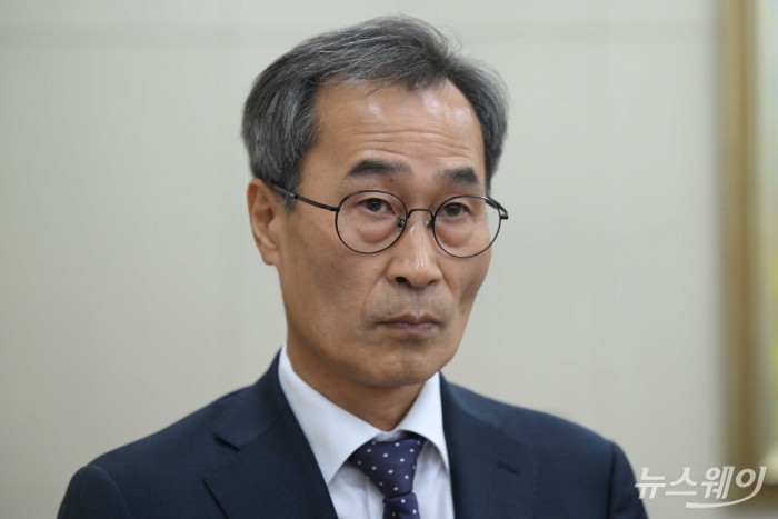 이정의 한국ESG기준원 부원장이 21일 오후 서울 여의도 국회 정무위원회에서 열린 금윰감독원-예금보험공사-서민금융진흥원에 대한 2025년도 국정감사에 증인으로 출석해 의원의 질문을 경청하고 있다. 사진=강민석 기자 kms@newsway.co.kr
