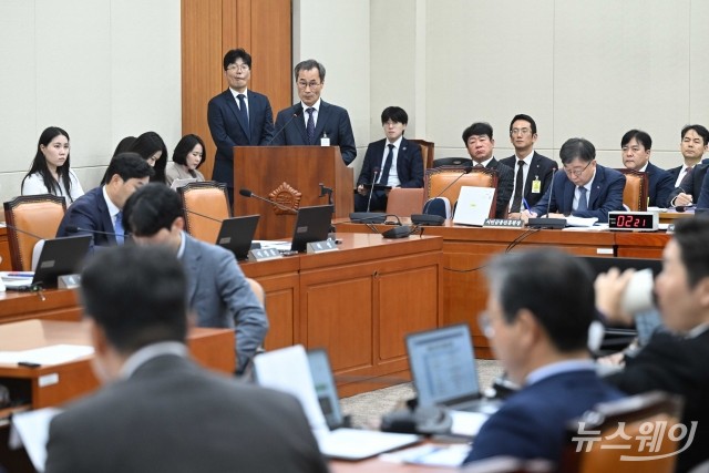 증인으로 국감 출석한 이정의 한국ESG기준원 부원장