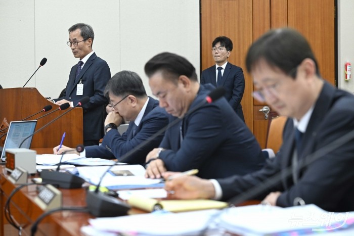이정의 한국ESG기준원 부원장이 21일 오후 서울 여의도 국회 정무위원회에서 열린 금융감독원-예금보험공사-서민금융진흥원에 대한 2025년도 국정감사에 증인으로 출석해 의원의 질문에 답변을 하고 있다. 사진=강민석 기자 kms@newsway.co.kr