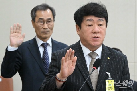 정무위 국감 증인선서 하는 김윤식 신협중앙회장·이정의 KCGS 부원장