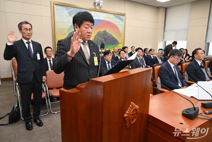 (앞)김윤식 신용협동조합중앙회장과 이정의 한국ESG기준원 부원장이 21일 오후 서울 여의도 국회 정무위원회에서 열린 금융감독원-예금보험공사-서민금융진흥원에 대한 2025년도 국정감사에 증인으로 출석해 증인선서를 하고 있다. 사진=강민석 기자 kms@newsway.co.kr