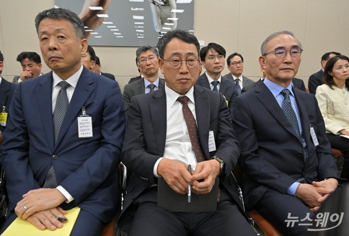 김광일 MBK 대표이사, 유영상 SKT 대표이사, 김영섭 KT 대표가 21일 오후 서울 여의도 국회 과학기술정보방송통신위원회에서 열린 정보통신산업진흥원-소프트웨어정책연구소-한국인터넷진흥원 등에 대한 2025년도 국정감사에 증인으로 출석해 자리하고 있다. <br />
 사진=이수길 기자 Leo2004@newsway.co.kr