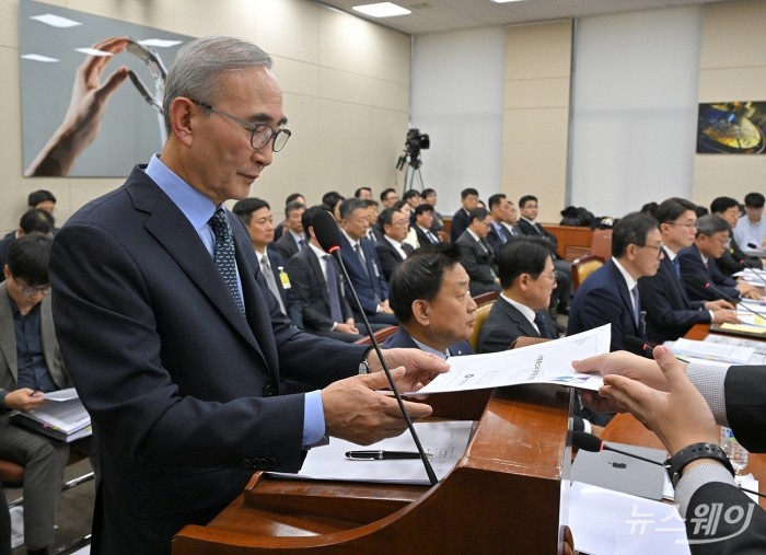 김영섭 KT 대표가 21일 서울 여의도 국회 과학기술정보방송통신위원회에서 열린 정보통신산업진흥원 등에 대한 국정감사에 증인을 출석해 김민희 위원장의 자료를 전달 받고 있다. 사진=이수길 기자 Leo2004@newsway.co.kr
