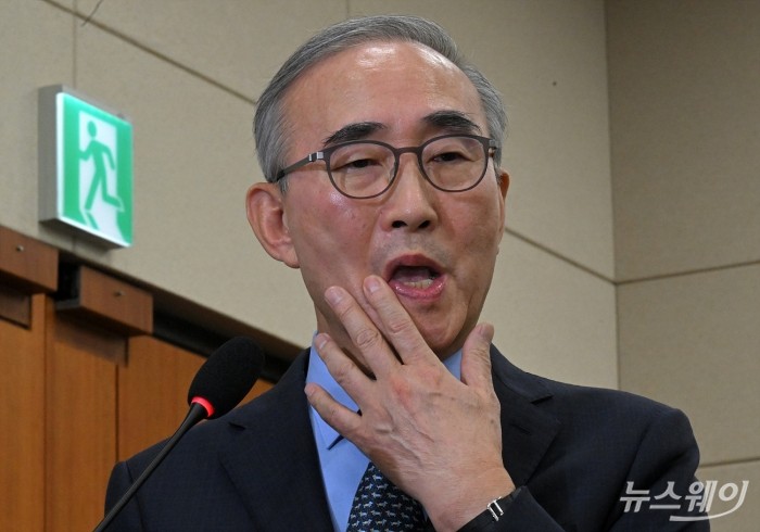 김영섭 KT 대표가 21일 서울 여의도 국회 과학기술정보방송통신위원회에서 열린 정보통신산업진흥원 등에 대한 국정감사에 증인으로 출석해 의원의 질의에 답하고 있다. 사진=이수길 기자 Leo2004@newsway.co.kr
