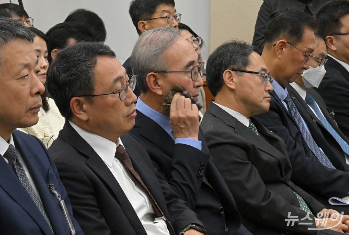 김영섭 KT 대표가 21일 서울 여의도 국회 과학기술정보방송통신위원회에서 열린 정보통신산업진흥원 등에 대한 국정감사에 증인을 출석해 의원의 질의 답변을 마치고 자리로 돌아와 땀을 닦고 있다. 사진=이수길 기자 Leo2004@newsway.co.kr