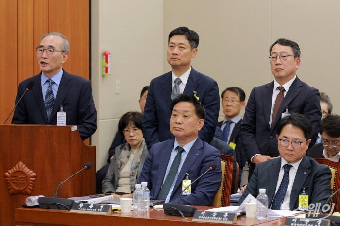 홍범식 LG유플러스 대표, 유영상 SKT 대표, 김영섭 KT 대표가 21일 서울 여의도 국회 과학기술정보방송통신위원에서 열린 정보통신산업진흥원-소프트웨어정책연구소-한국인터넷진흥원 등에 대한 2025년도 국정감사에 증인으로 출석해 의원의 질의 답변을 위해 발언대에 나와 있다. 사진=이수길 기자 Leo2004@newsway.co.kr