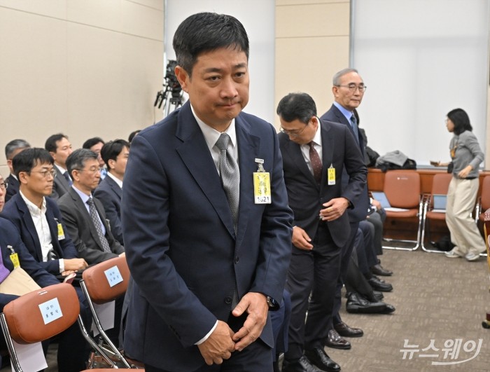 홍범식 LG유플러스 대표, 유영상 SKT 대표, 김영섭 KT 대표가 21일 서울 여의도 국회 과학기술정보방송통신위원에서 열린 정보통신산업진흥원 등에 대한 국정감사에 증인으로 출석해 자리하고 있다. 사진=이수길 기자 Leo2004@newsway.co.kr