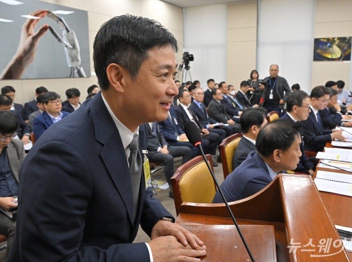 홍범식 LG유플러스 대표가 21일 서울 여의도 국회 과학기술정보방송통신위원회에서 열린 정보통신산업진흥원 등에 대한 국정감사에 증인을 출석해 의원의 질의에 답하고 있다. 사진=이수길 기자 Leo2004@newsway.co.kr