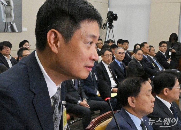 홍범식 LG유플러스 대표가 21일 서울 여의도 국회 과학기술정보방송통신위원회에서 열린 정보통신산업진흥원 등에 대한 국정감사에 증인을 출석해 의원의 질의에 답하고 있다. 사진=이수길 기자 Leo2004@newsway.co.kr