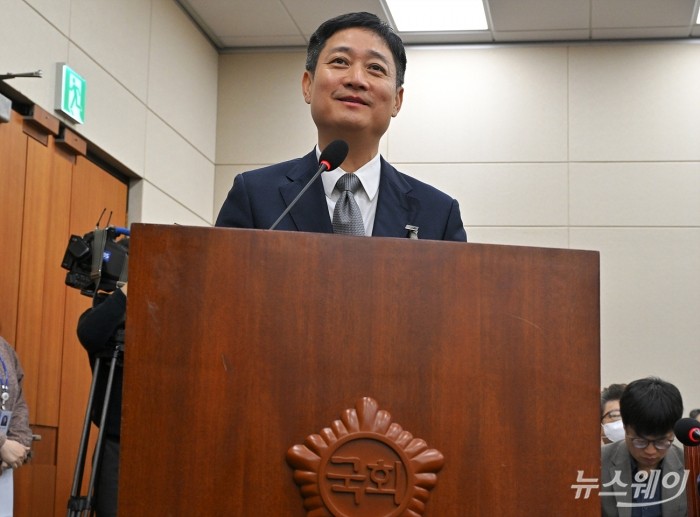 홍범식 LG유플러스 대표가 21일 서울 여의도 국회 과학기술정보방송통신위원회에서 열린 정보통신산업진흥원 등에 대한 국정감사에 증인을 출석해 의원의 질의에 답하고 있다. 사진=이수길 기자 Leo2004@newsway.co.kr