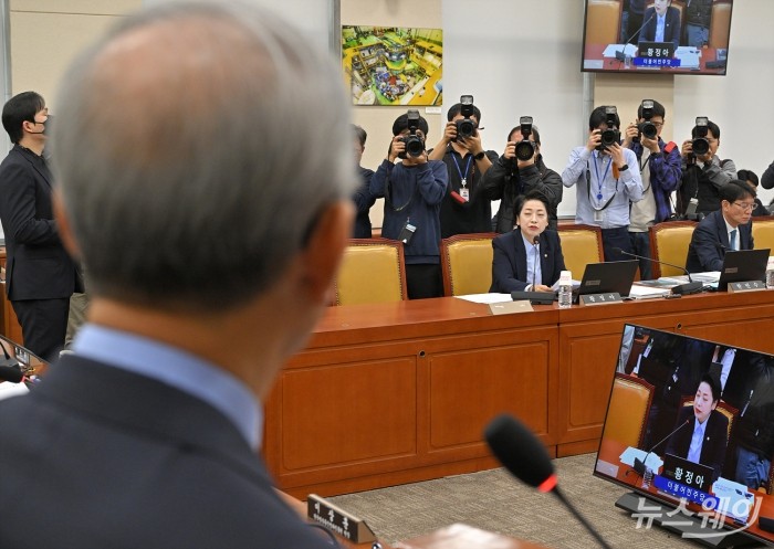 김영섭 KT 대표가 21일 서울 여의도 국회 과학기술정보방송통신위원회에서 열린 정보통신산업진흥원 등에 대한 국정감사에 증인으로 출석해 의원의 질의에 답하고 있다. 사진=이수길 기자 Leo2004@newsway.co.kr