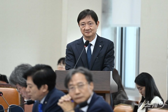 이찬진 금융감독원장이 21일 오후 서울 여의도 국회 정무위원회에서 열린 금윰감독원-예금보험공사-서민금융진흥원에 대한 2025년도 국정감사에서 의원의 질문에 답변을 하고 있다. 사진=강민석 기자 kms@newsway.co.kr