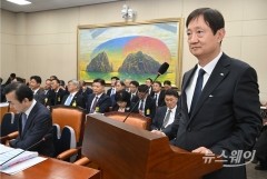 '사실상 청문회' 된 첫 국감···이찬진 금감원장, 금융보안·다주택 공세에 진땀(종합)
